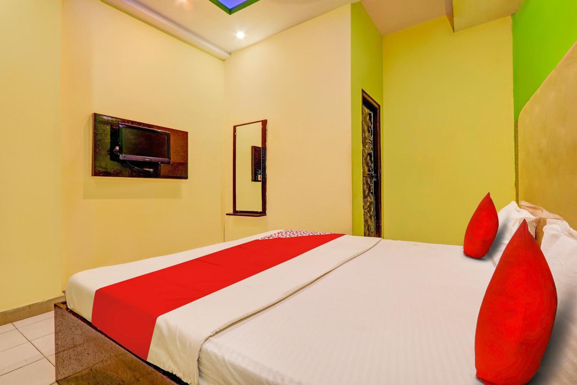 Oyo Flagship Hotel Samruddhi Lodge Nirmal  Kültér fotó
