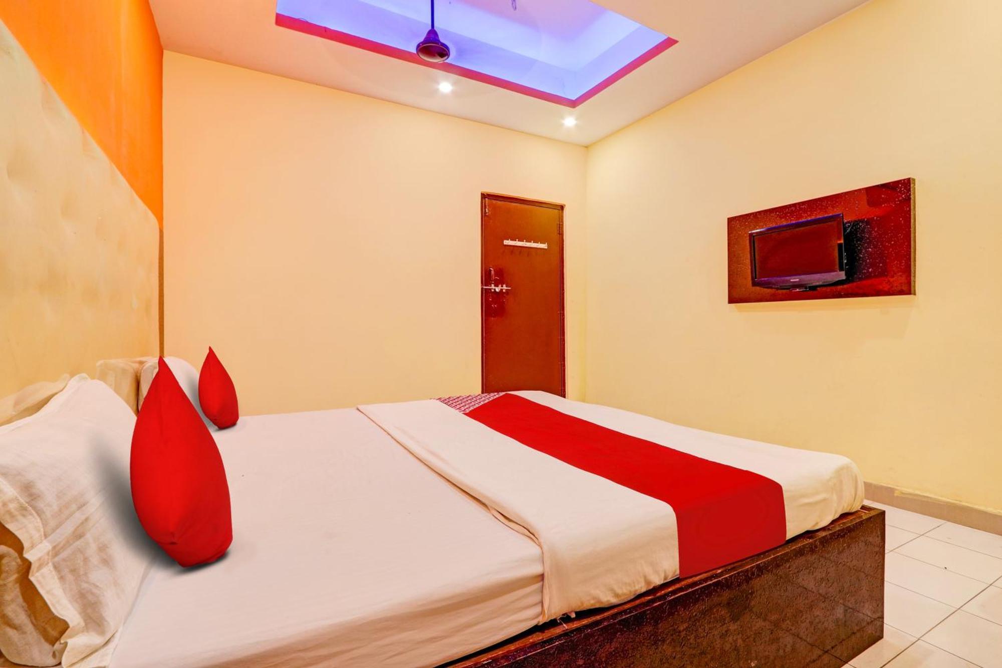 Oyo Flagship Hotel Samruddhi Lodge Nirmal  Kültér fotó