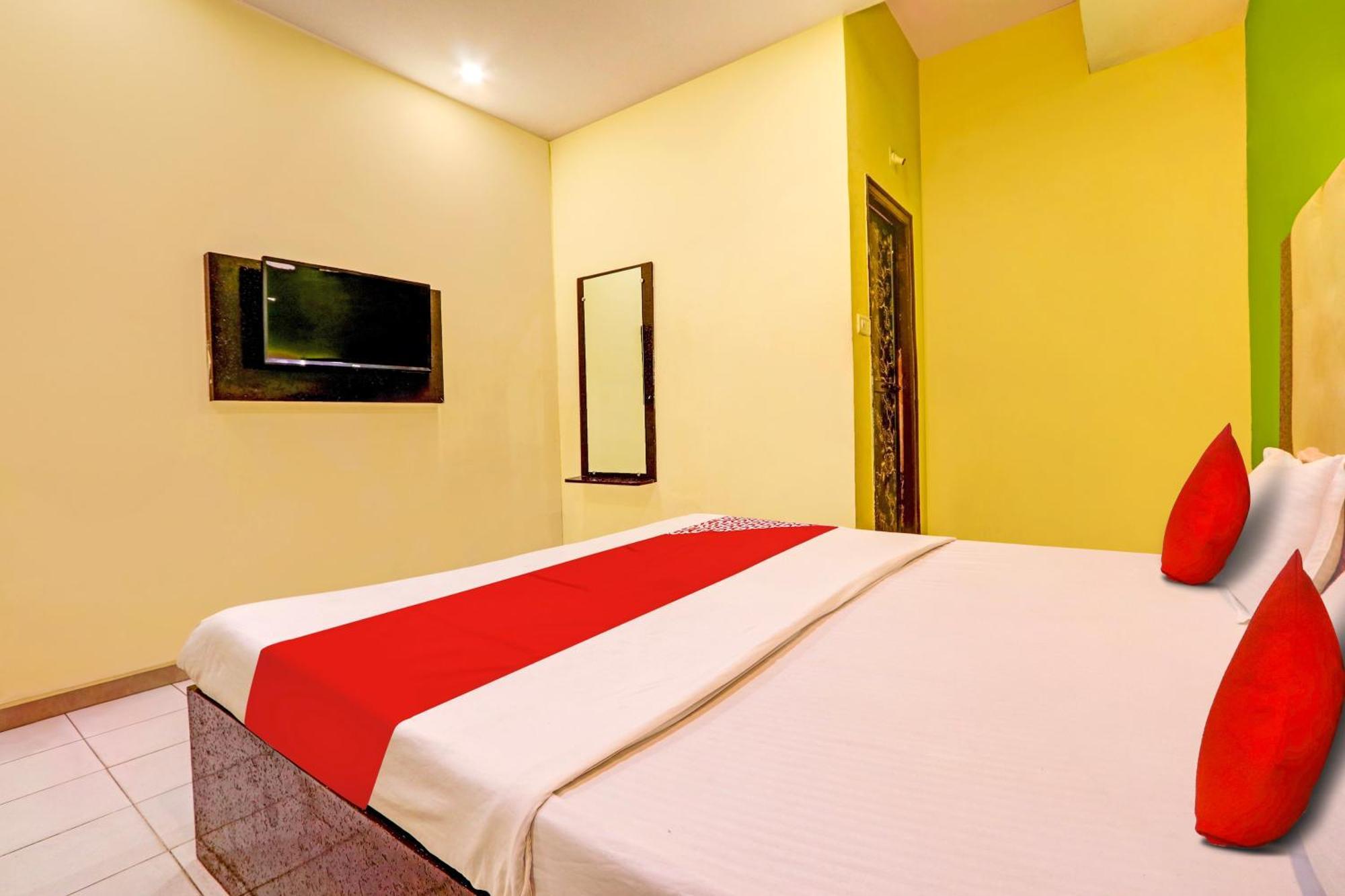 Oyo Flagship Hotel Samruddhi Lodge Nirmal  Kültér fotó