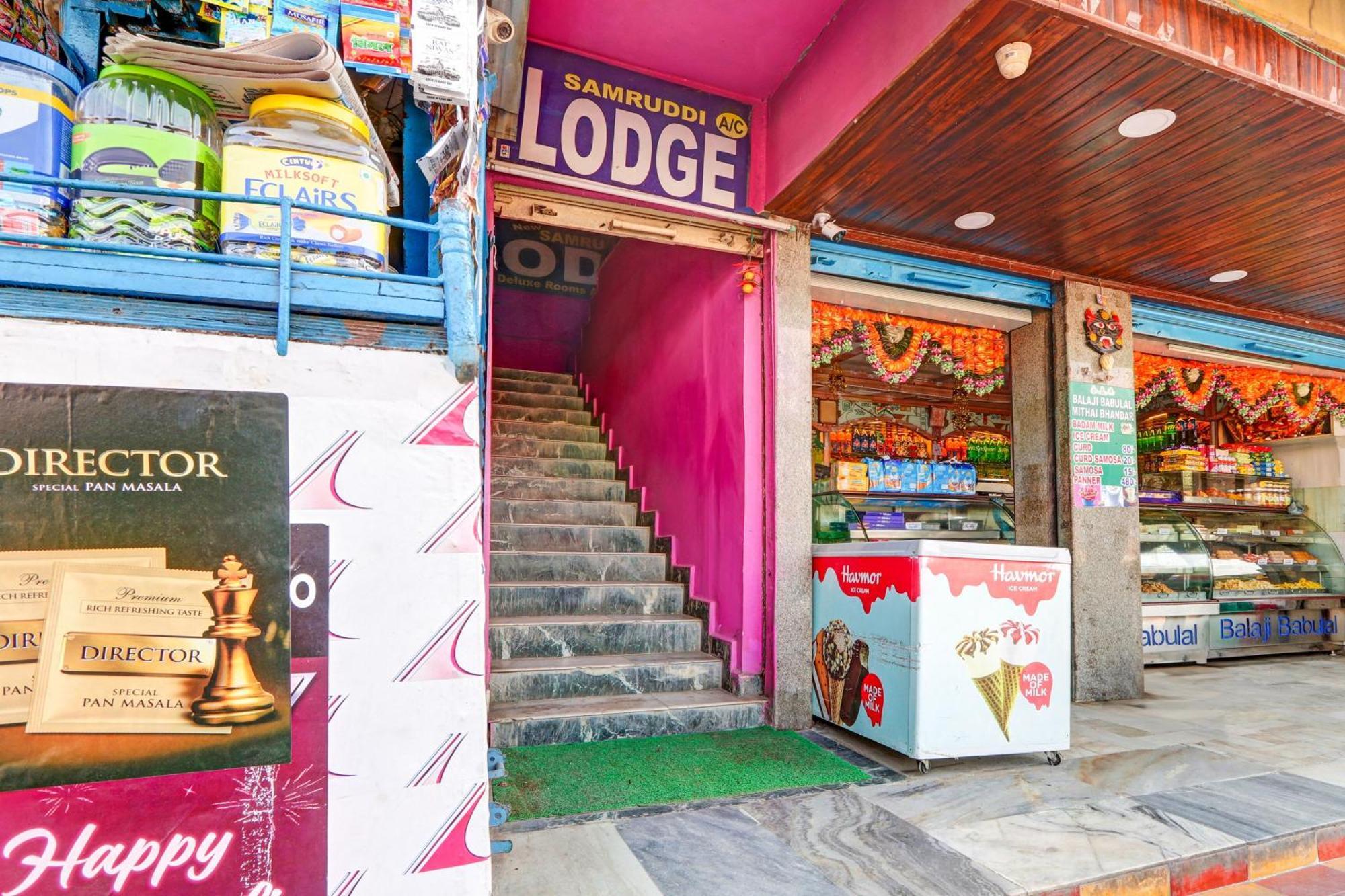 Oyo Flagship Hotel Samruddhi Lodge Nirmal  Kültér fotó